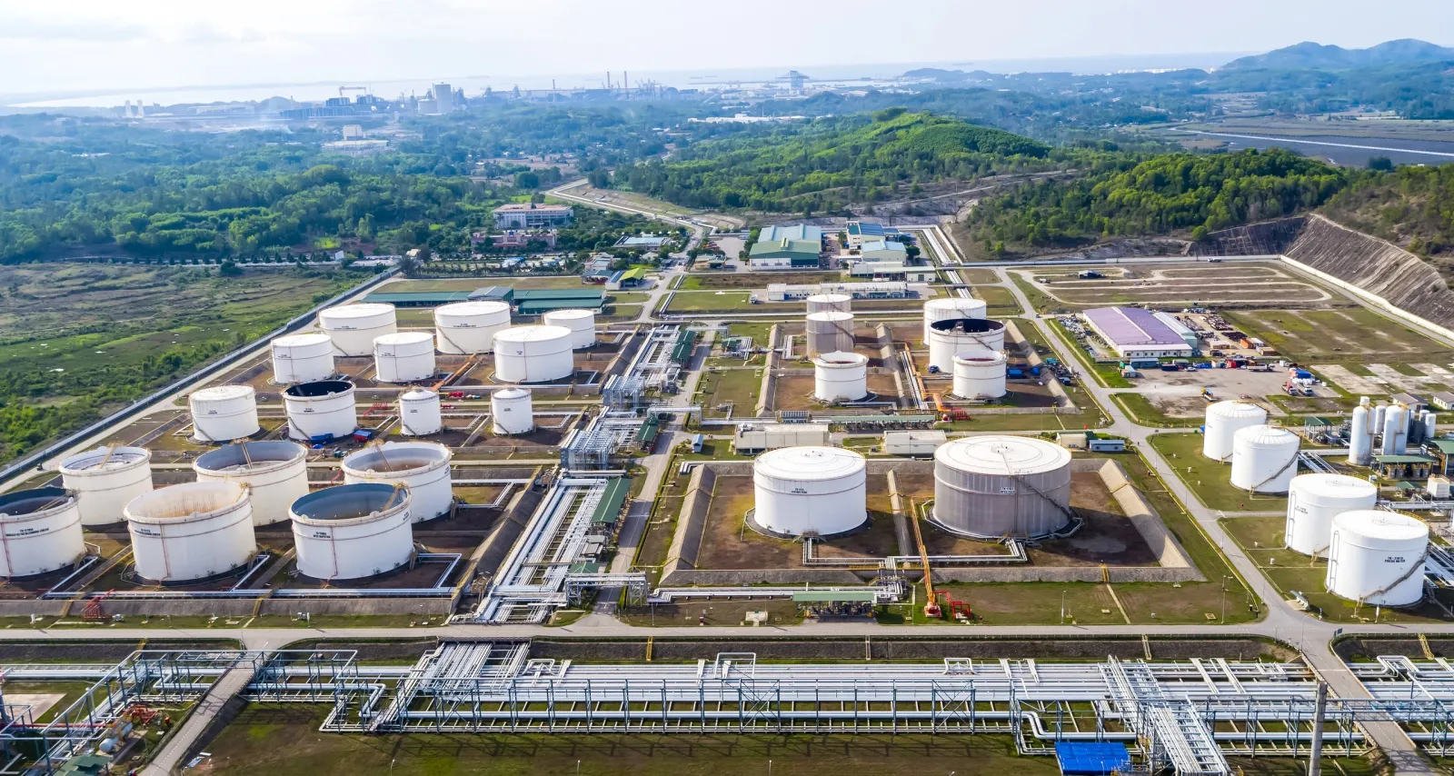Nh&agrave; m&aacute;y lọc dầu trong Khu kinh tế Dung Quất - Quảng Ng&atilde;i