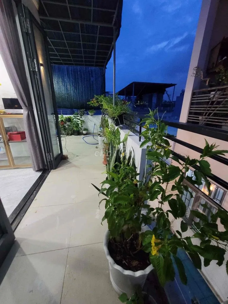 Nhà mới, nội thất cao cấp, thoáng mát, an ninh