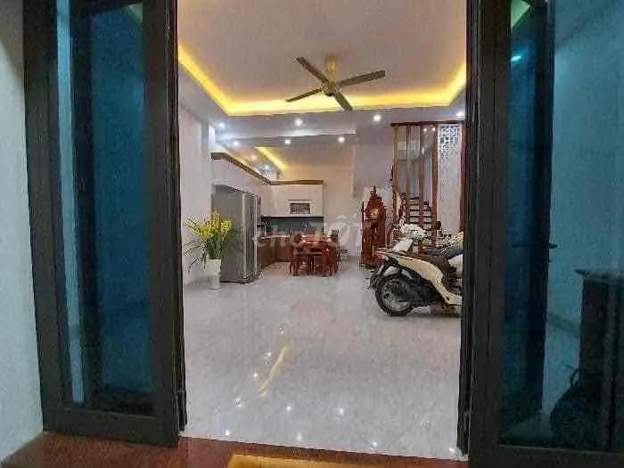 Cho thuê nhà ngõ 175 Lạc Long Quân Tây Hồ