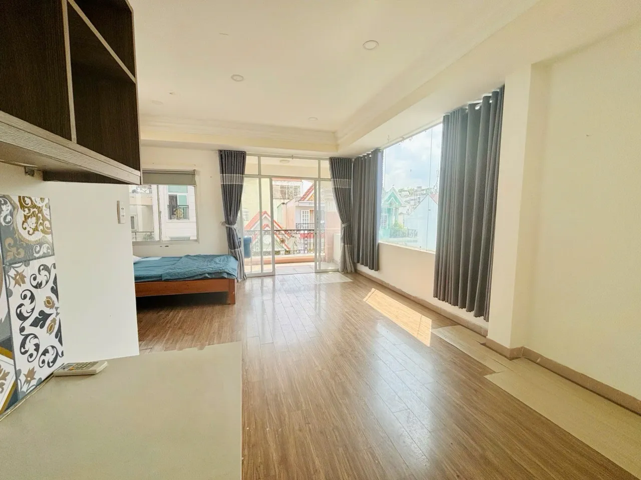 CHO THUÊ CĂN HỘ STUDIO BAN CÔNG FULL NỘI THẤT RỘNG 40M2 - TÂN BÌNH