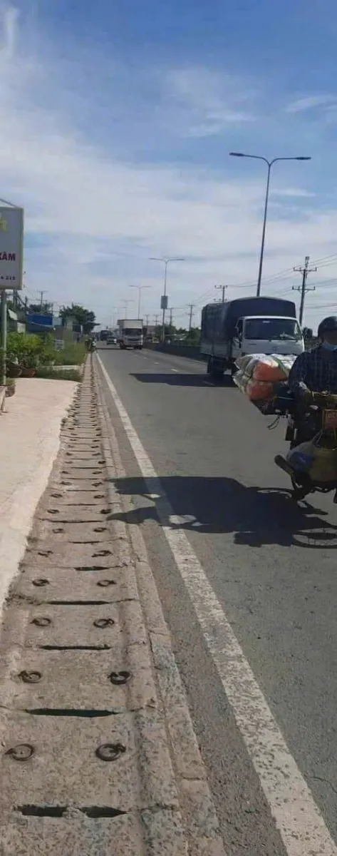cho thuê nhà nguyên căn riêng biệt mặt tiền lộ nhựa lớn có đèn đường tỉnh lộ 824 lương bình bến lức long an, giá 4tr/th ,