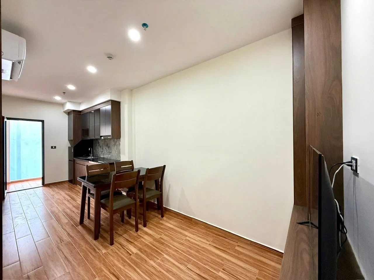 Căn 2n1k ở 49 Xuân La, Tây Hồ, Hà Nội.