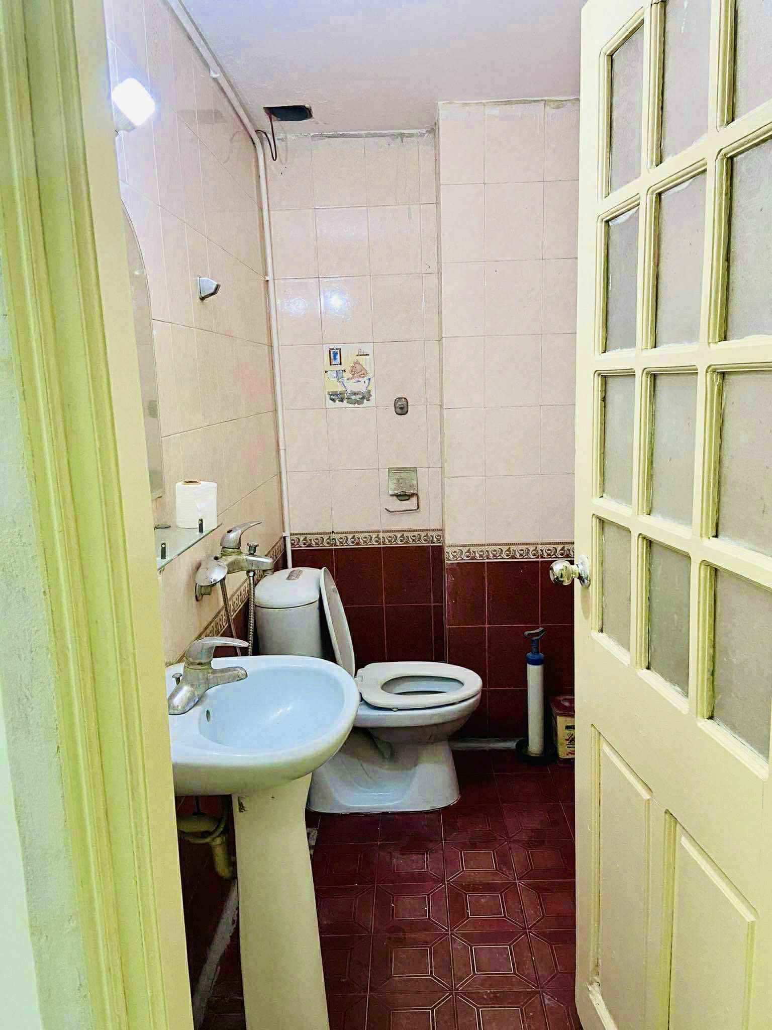 PHÒNG MẶT ĐƯỜNG ĐỀN LỪ , XUNG QUANH TIỆN NGHI 
