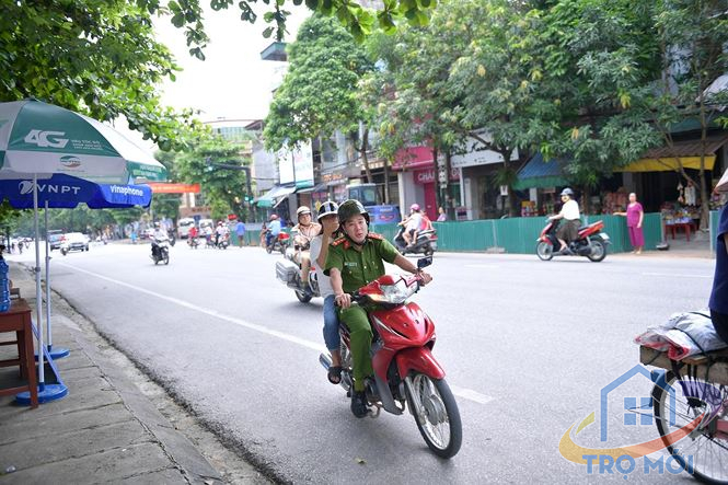 Cảnh sát hú còi xe chuyên dụng hộ tống thí sinh ngủ muộn đến điểm thi