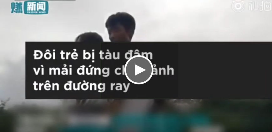 Đứng chụp ảnh trên đường ray tàu hỏa, cặp đôi phải trả giá đắt